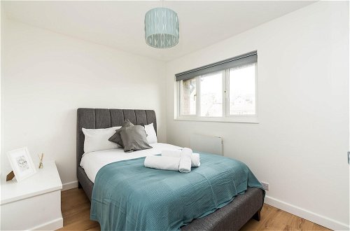 Photo 7 - Sleek and Stylish 2BD Home With a Garden Anerley