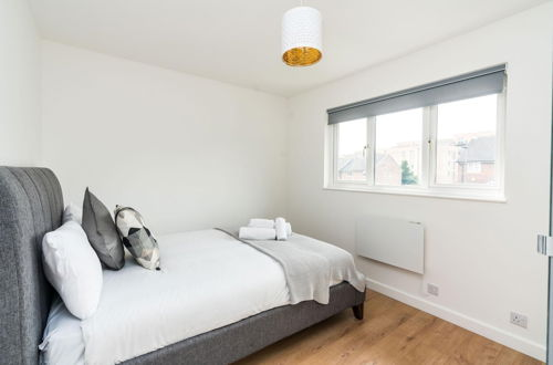 Photo 4 - Sleek and Stylish 2BD Home With a Garden Anerley