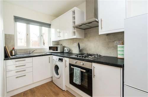 Photo 8 - Sleek and Stylish 2BD Home With a Garden Anerley