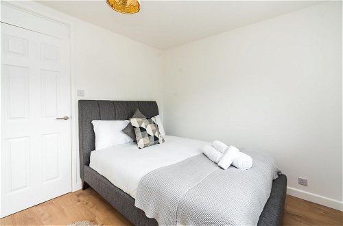Photo 3 - Sleek and Stylish 2BD Home With a Garden Anerley