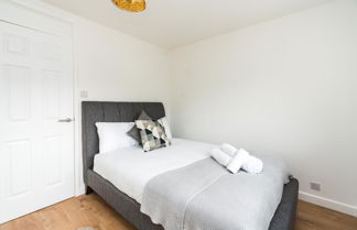 Photo 3 - Sleek and Stylish 2BD Home With a Garden Anerley