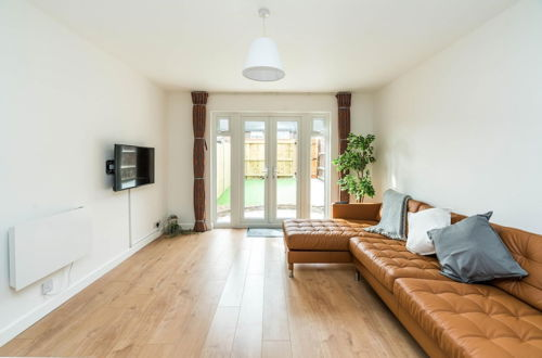 Photo 11 - Sleek and Stylish 2BD Home With a Garden Anerley