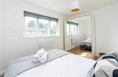 Photo 2 - Sleek and Stylish 2BD Home With a Garden Anerley