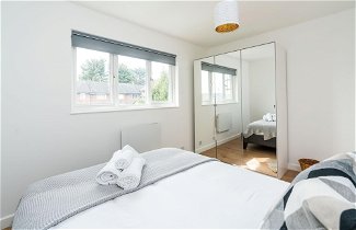 Photo 2 - Sleek and Stylish 2BD Home With a Garden Anerley