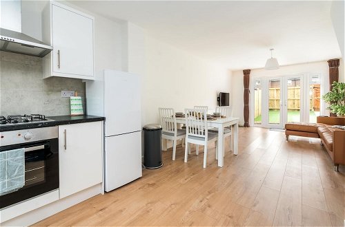 Photo 9 - Sleek and Stylish 2BD Home With a Garden Anerley