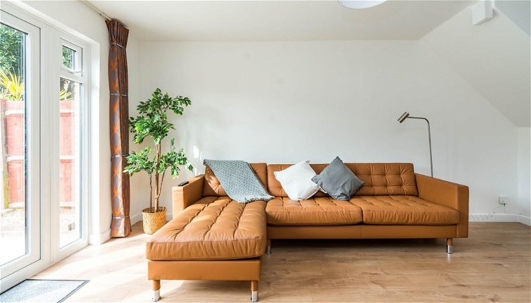 Photo 1 - Sleek and Stylish 2BD Home With a Garden Anerley