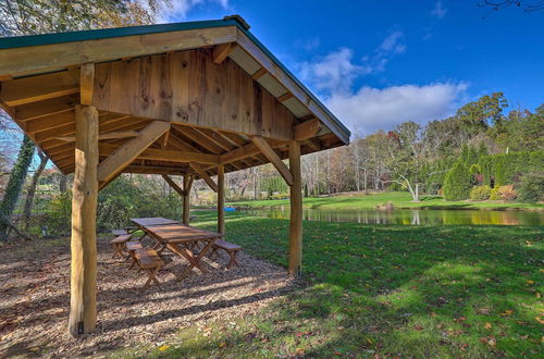 Foto 2 - Stunning Asheville Home: Hot Tub + Fire Pit