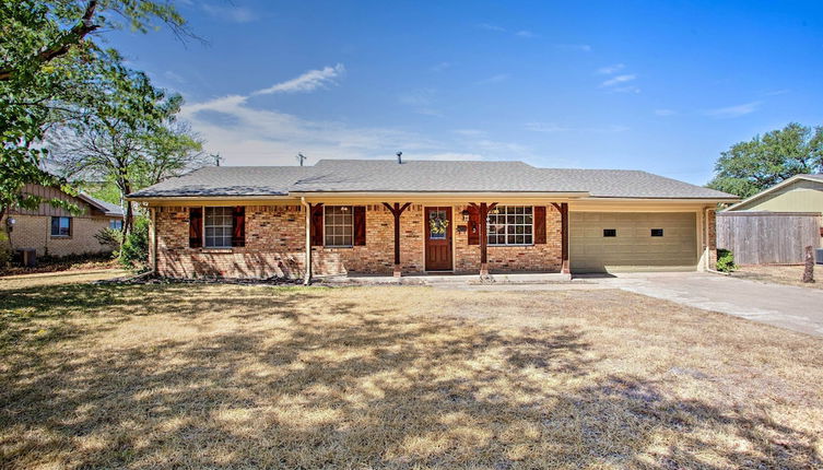 Photo 1 - Spacious Ranch Home in Historic Waxahachie