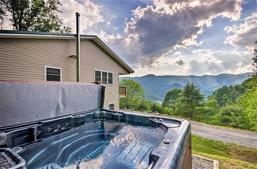 Foto 13 - Blue Ridge Mountain Rental w/ Hot Tub & Gas Grill