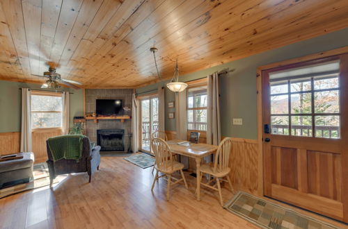 Foto 15 - Charming 'fox Den' Cabin in Whittier w/ Hot Tub