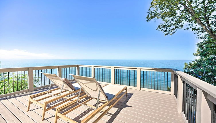 Foto 1 - Modern Lake Michigan Home With 3 Lakefront Decks