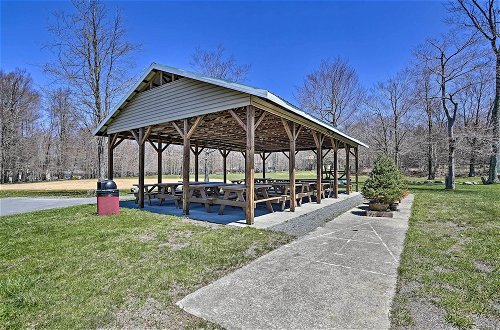 Foto 5 - Charming Tobyhanna Home w/ Fire Pit & Lake Access