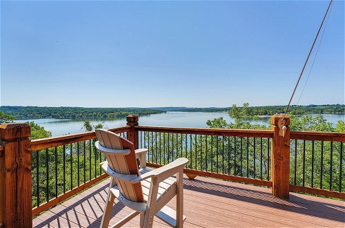 Foto 9 - Luxe Table Rock Lake Vacation Rental With Hot Tub