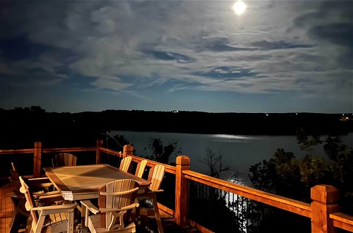 Foto 44 - Luxe Table Rock Lake Vacation Rental With Hot Tub