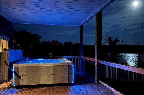 Foto 45 - Luxe Table Rock Lake Vacation Rental With Hot Tub