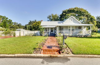 Photo 2 - Updated Winter Garden Home w/ Yard & Fire Pit