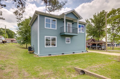 Photo 13 - Lake Livingston Getaway w/ Balcony + Water View