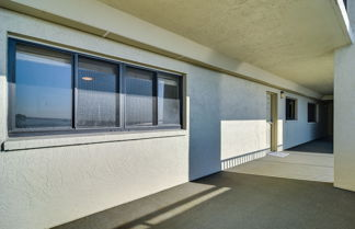 Foto 3 - Clearwater Beachfront Condo w/ Heated Pool Access