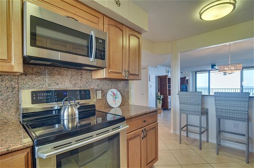 Foto 10 - Clearwater Beachfront Condo w/ Heated Pool Access
