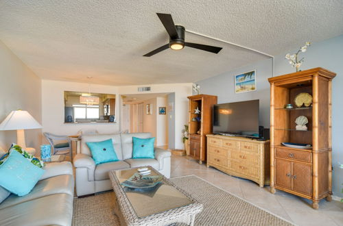 Foto 21 - Clearwater Beachfront Condo w/ Heated Pool Access
