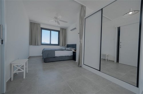 Foto 6 - Modern and Spacious Apartment With Beautiful Roof Terrace and sea View