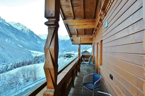 Photo 10 - Cozy Apartment With Mountain Views