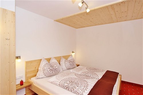 Photo 4 - Cozy Apartment With Mountain Views