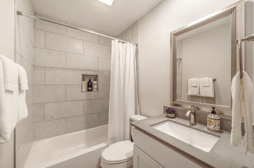 Photo 17 - Stylish 1BR Near UT Brentwood Evonify