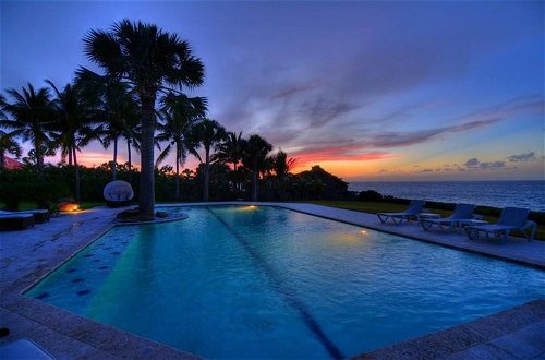 Foto 16 - Villa Ataraxia Luxury Beachfront Vacation Rental
