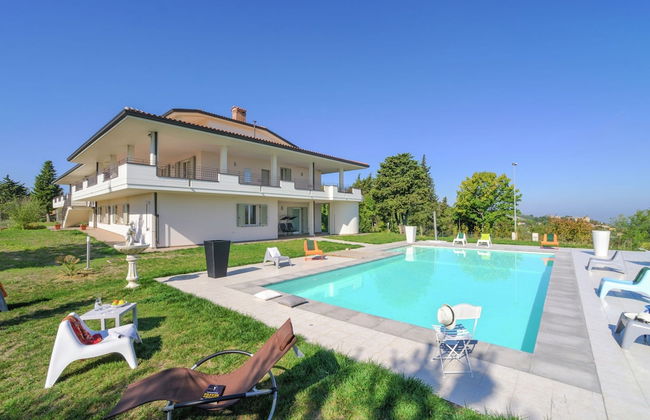 Spacious Villa With Pool - Photo 32