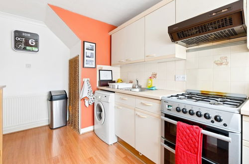 Photo 16 - Spacious 2 Bedroom Apartment in Cricklewood