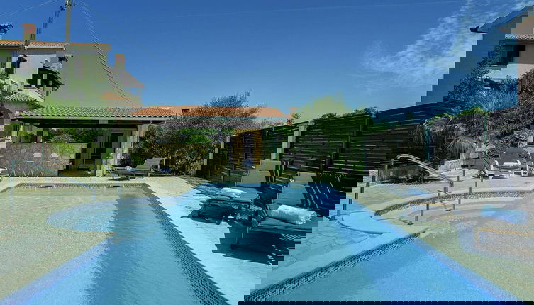 Foto 1 - Quaint Holiday Home in Liznjan With Pool