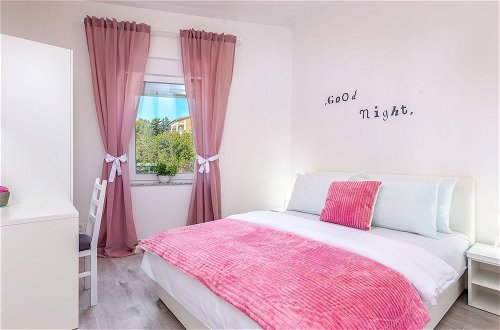 Photo 3 - Spacious Apartment With Swimming Pool and Jacuzzi, Sea View