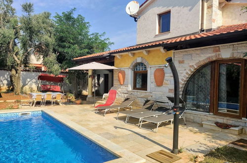 Photo 9 - Cozy Holiday Home With Private Pool in Sisan