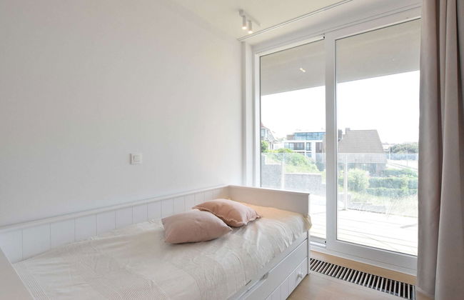 Bright Coastal Family Escape - Photo 7