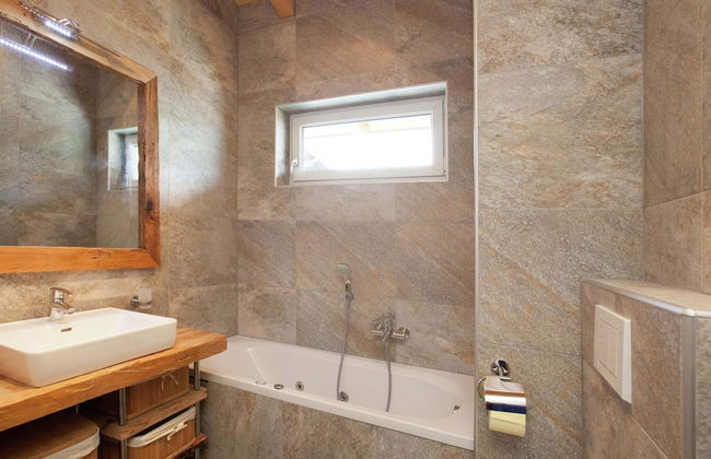 Stunning Holiday Home With Balcony, Ski Storage, Parking - Foto 14