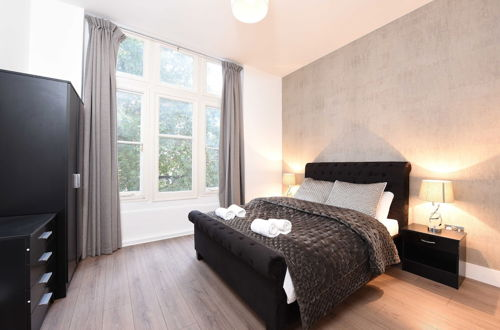 Photo 8 - Spacious & Modern 2 Bed Apartment at Knightsbridge London