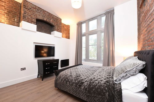 Photo 1 - Spacious & Modern 2 Bed Apartment at Knightsbridge London