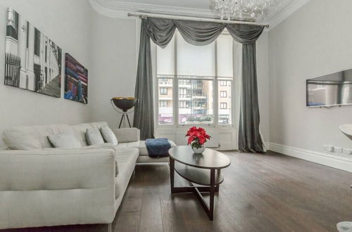 Photo 17 - Modern 1BR Period Property in Kensington