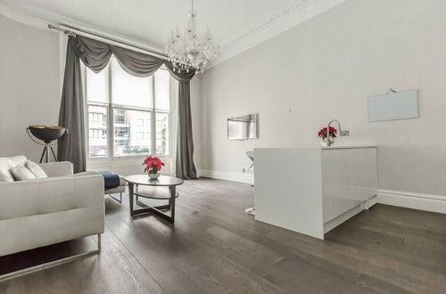 Photo 15 - Modern 1BR Period Property in Kensington