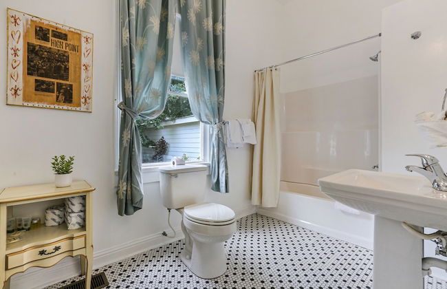 Uptown Spacious 4BD w Historic Charm - Foto 35