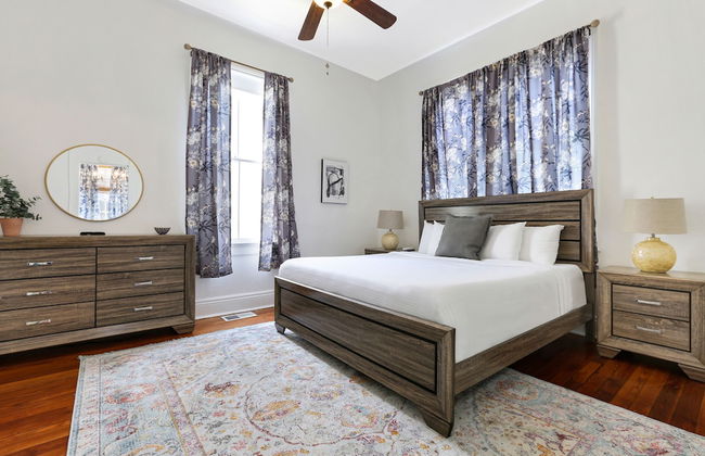 Uptown Spacious 4BD w Historic Charm - Foto 2
