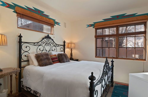 Photo 12 - Piñon Dream - Walk to The Plaza, Comfortable Southwestern Style