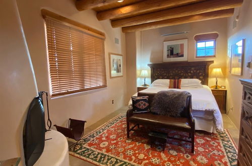 Photo 9 - Piñon Dream - Walk to The Plaza, Comfortable Southwestern Style