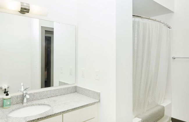 Luxury Building 3BR/2BA! Prime Downtown Mass Ave! - Photo 9