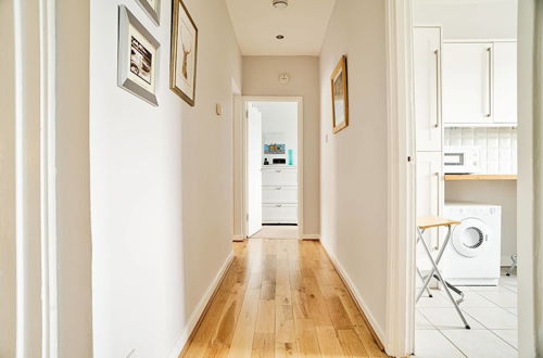 Photo 2 - Bright Royal Mile Apartment