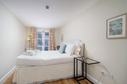 Photo 5 - JOIVY Modern 2 bed flat in Central London, sleeps 6