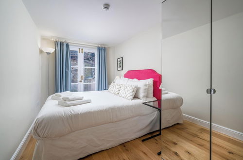 Photo 2 - JOIVY Modern 2 bed flat in Central London, sleeps 6