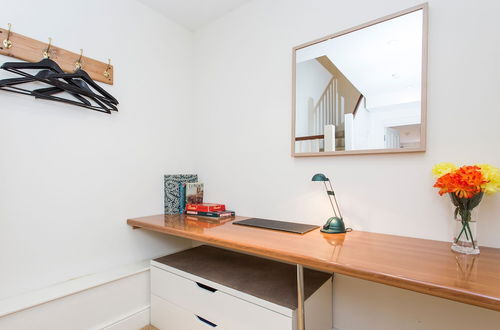 Photo 9 - JOIVY Modern 2 bed flat in Central London, sleeps 6