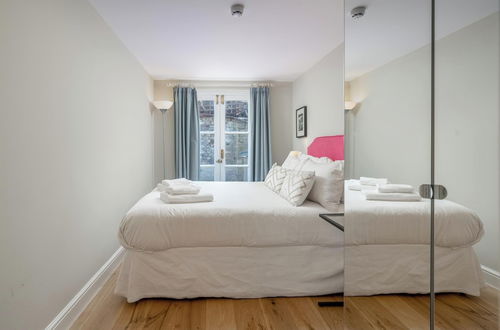 Photo 4 - JOIVY Modern 2 bed flat in Central London, sleeps 6